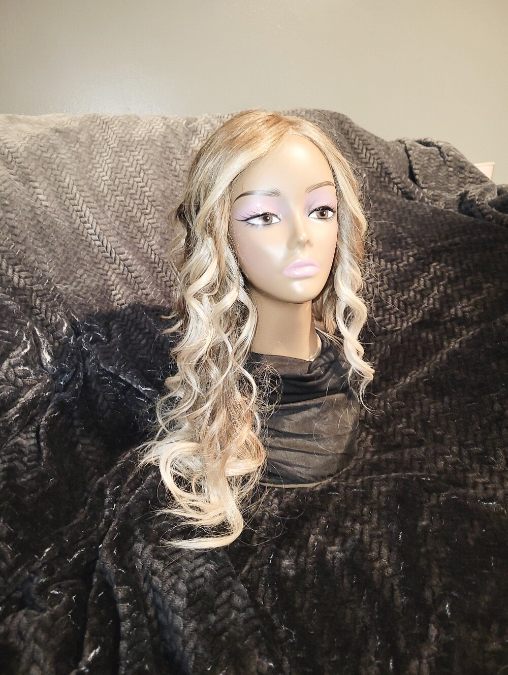 Gorgeous Platinum Blonde Uniwigs Wig. Ex Long Beachwaves/curly Heat Resistant
